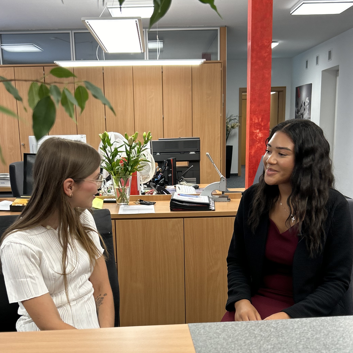 Anna-Lena als JObcheckerin bei der Sparkasse in Uffenhiem mit Felisha Azubine