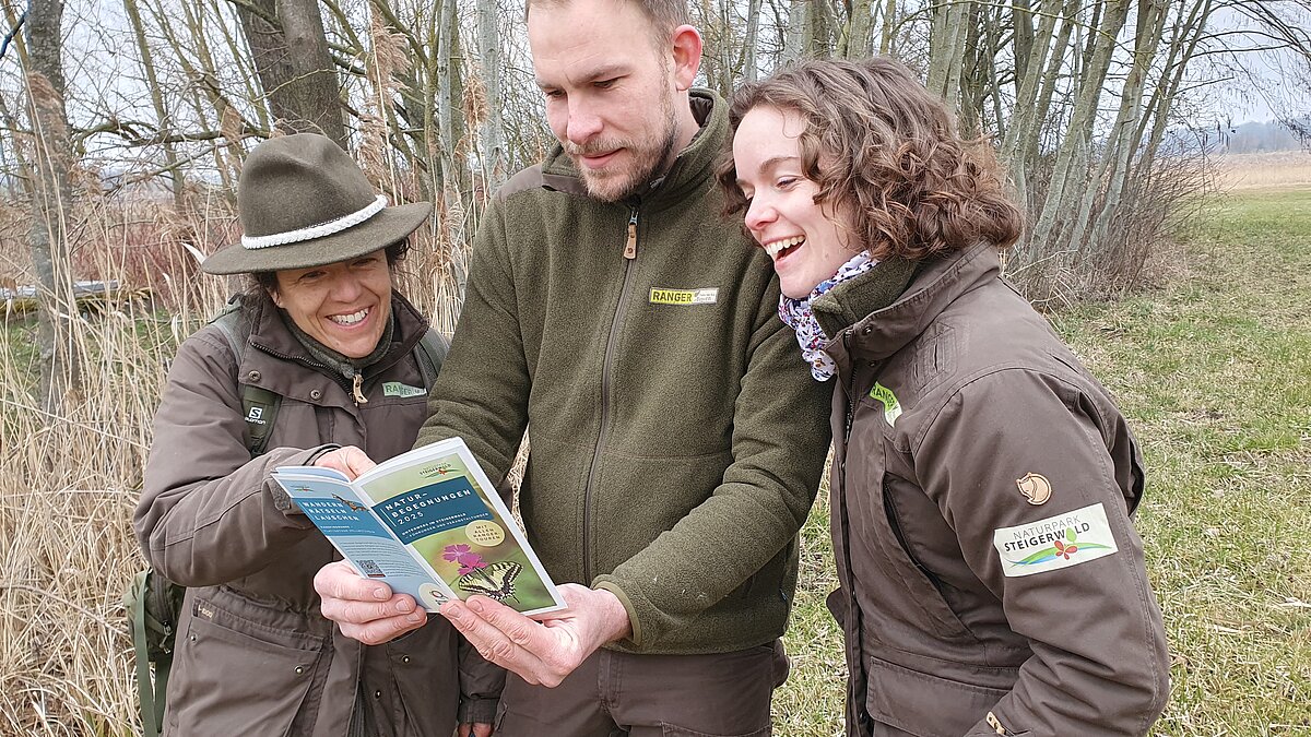 Die Steigerwald-Ranger Alexandra Kellner, Alexander Schneider und Verena Kritikos (v.l.n.r.) freuen sich auf die Touren im diesjährigen Programm „Naturbegegnungen“
