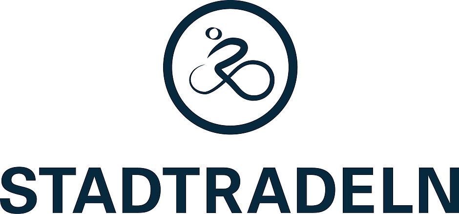 STADTRADELN Logo blau quadratisch Dunkelblauer Fahrradfahrer mit einem Kreis als Piktogramm, wobei die Räder des Rads eine 8 bilden. Schriftzug STADTRADELN unter dem Rad.