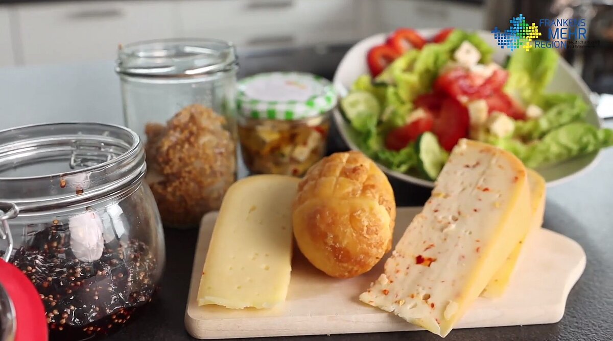 Drei verschiedene Dips, Käse und Salat schön angerichtet