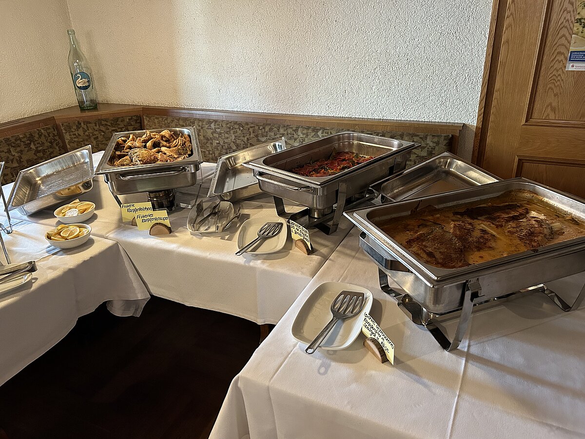 Karpfenbuffet bei der Eröffnung der Aischgründer Karpfenschmeckerwochen im Brauerei-Gasthof Prechtel in Uehlfeld