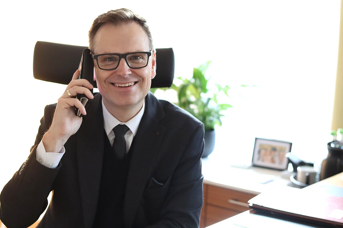 Landrat Dr. Christian von Dobschütz mit Handy am Ohr