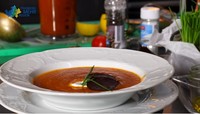 Suppenteller mit Tomatensuppe und rote Bete-Chips
