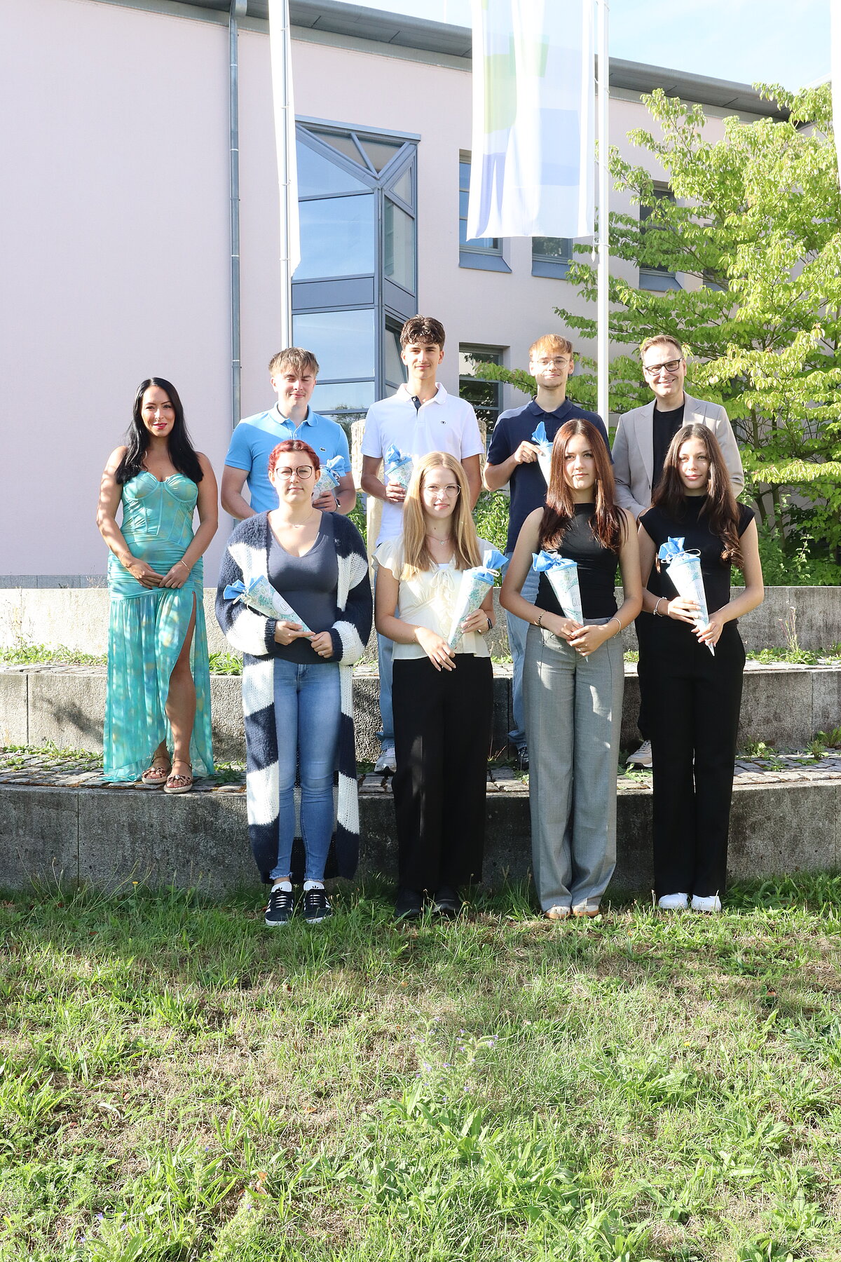 Landrat mit Ausbildungsleitung und neuen Auszubildenden