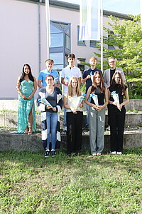Landrat mit Ausbildungsleitung und neuen Auszubildenden