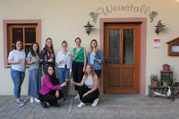 Weinprinzessinnenschulung im Weinstall der Familie Schmidt in Bullenheim