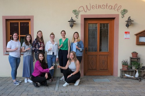 Weinprinzessinnenschulung im Weinstall der Familie Schmidt in Bullenheim