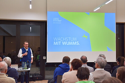 Geschäftsführer Rüdiger Eckhardt erläutert dem Publikum die Planungen für die Bayerische Landesgartenschau Bad Windsheim 2027