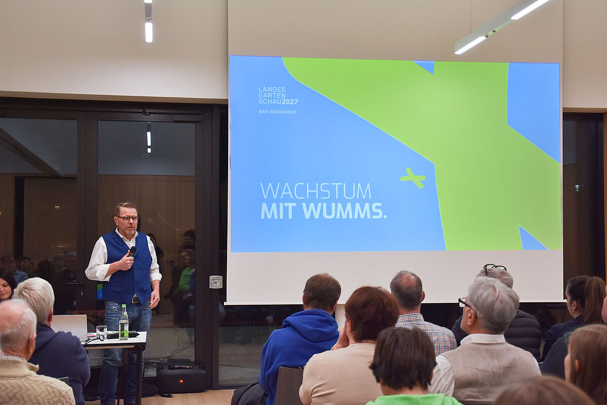 Geschäftsführer Rüdiger Eckhardt erläutert dem Publikum die Planungen für die Bayerische Landesgartenschau Bad Windsheim 2027