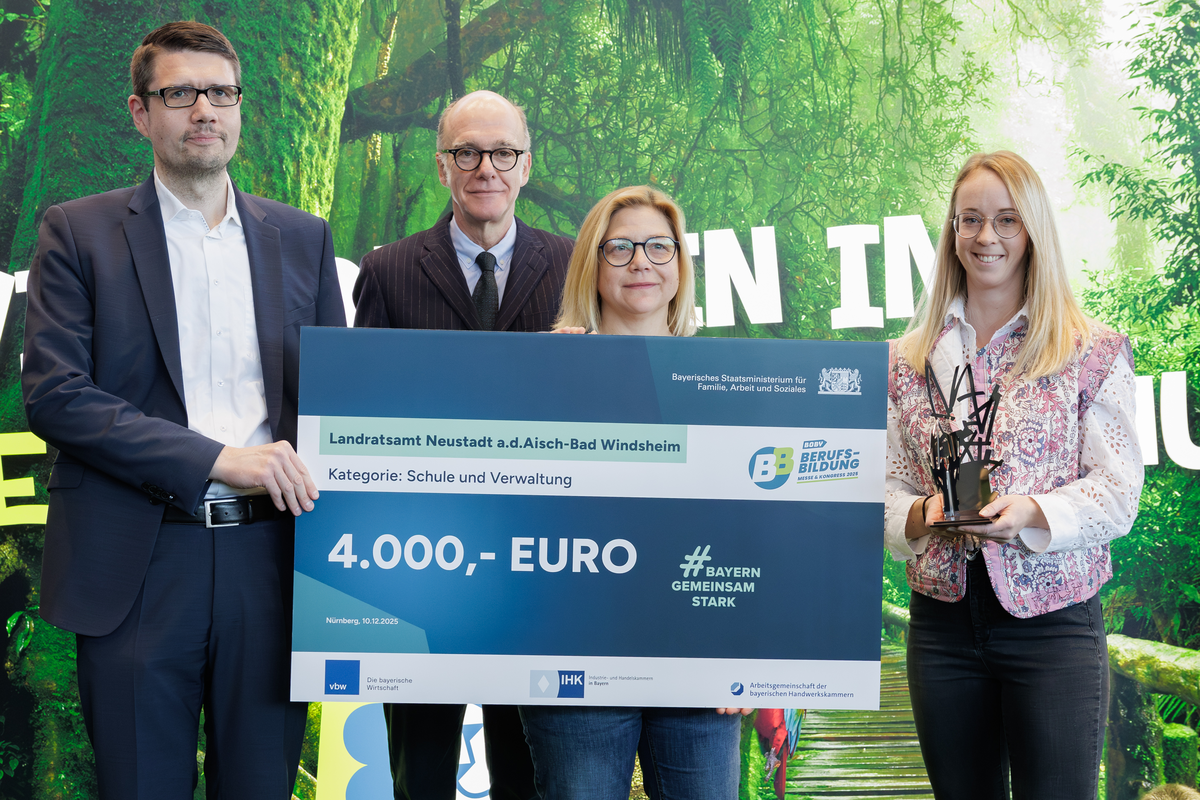 Friedbert Warnecke (vbw – Vereinigung der bayerischen Wirtschaft e.V.), Dr. Markus Gruber (Amtschef Bayerisches Staatsministerium für Arbeit, Soziales und Familie), Andrea Linz (Regionalmanagement), Leonie Kaden (Projektleitung) (v.l.) bei der Preisübergabe. Foto: StMAS/Nikolaus Schäffler