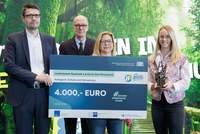 Friedbert Warnecke (vbw – Vereinigung der bayerischen Wirtschaft e.V.), Dr. Markus Gruber (Amtschef Bayerisches Staatsministerium für Arbeit, Soziales und Familie), Andrea Linz (Regionalmanagement), Leonie Kaden (Projektleitung) (v.l.) bei der Preisübergabe. Foto: StMAS/Nikolaus Schäffler