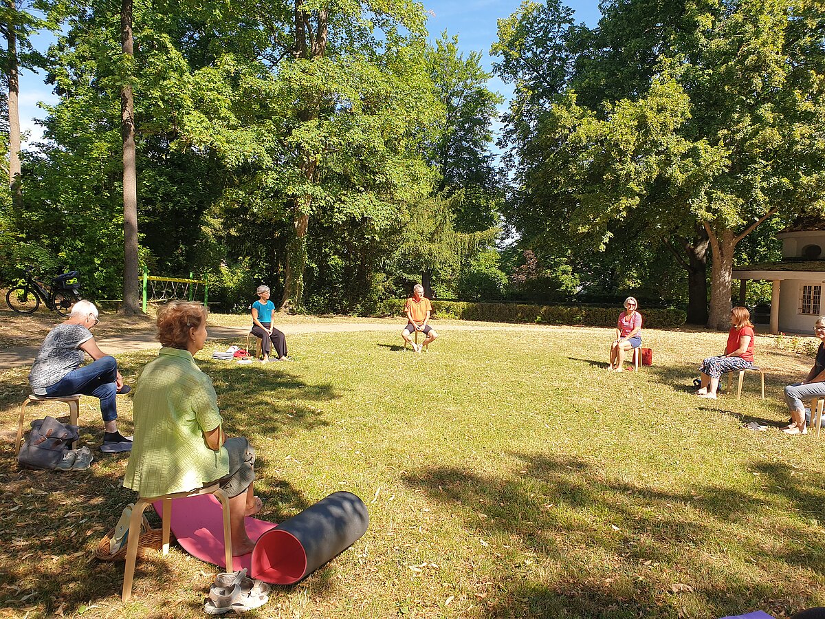 Gemeinsam mit Atemtherapeutin Evi Fichtelmann ging es für die Familienpaten als Dank für ihr Engagement zur Verschnaufpause in den Neustädter Luitpoldpark.