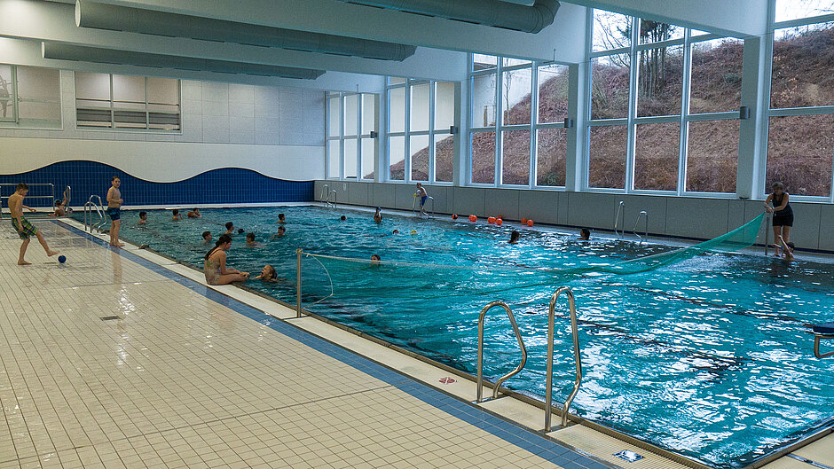 Hallenbad in Neustadt a.d.Aisch von innen, rechteckiges Becken mit Fensterfront 