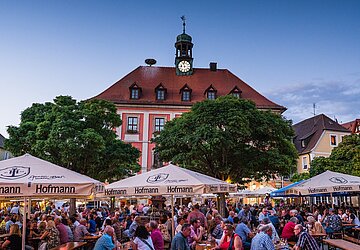 WeinMarktPlatz in Neustadt a.d.Aisch, Bierbänke vor dem Rathaus
