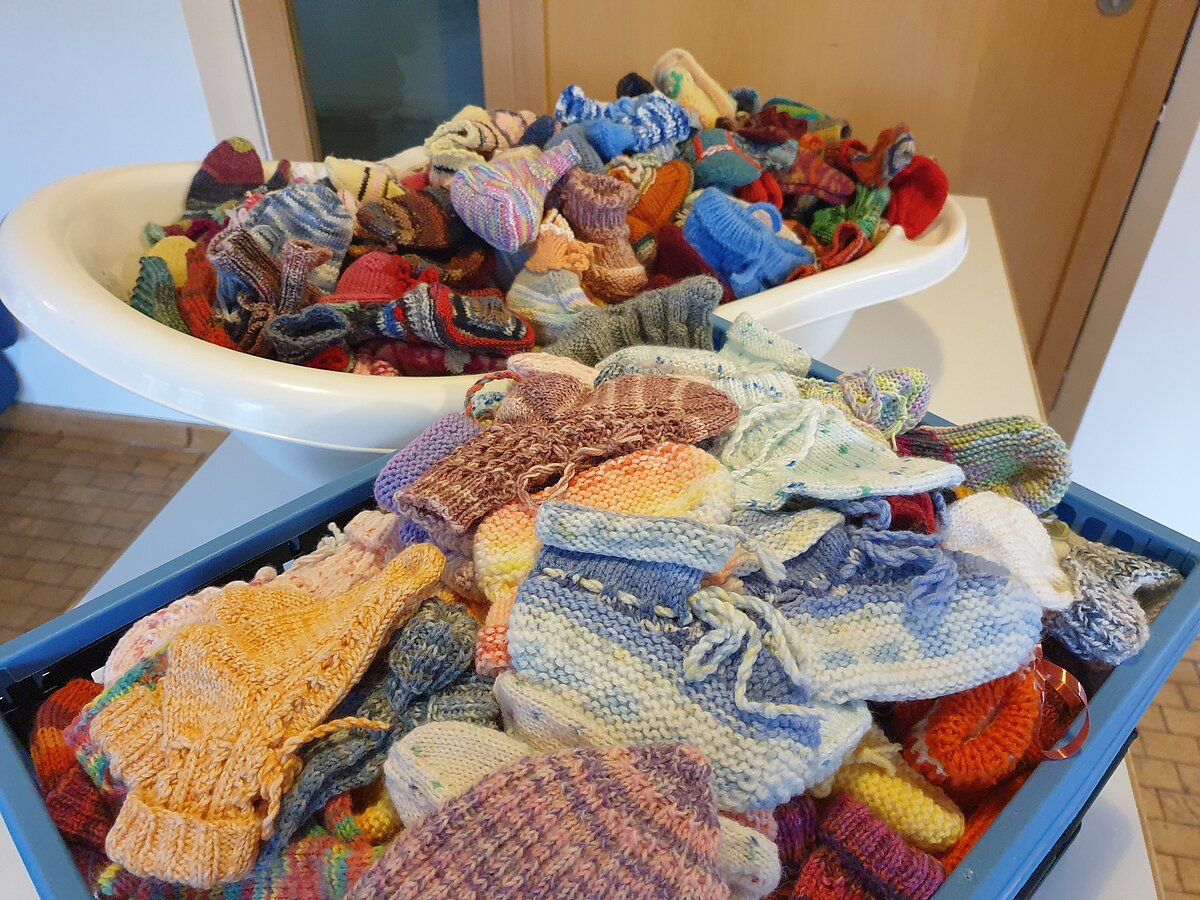 Ein Berg mit selbstgestrickten Babysocken
