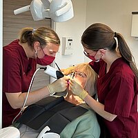 JOBcheckerin Finja mit Azubi Evelyn im Dentalzentrum in Ipsheim 