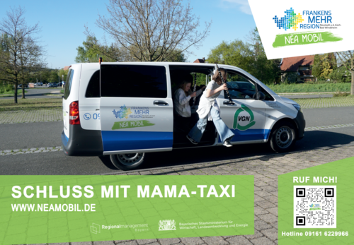 Werbeplakat für den Fahrdienst „NEA MOBIL“ mit weiß-blauem Kleinbus und dem Slogan „Schluss mit Mama-Taxi“ – Jugendliche steigen aus, im Hintergrund Wohnhäuser und Bäume; Hinweis auf Hotline und Website sowie Logos regionaler Partner.