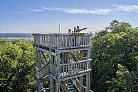Aussichtssturm bei Markt Bibart; Familie zeigt oben in die Ferne