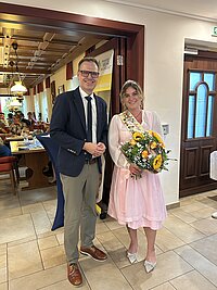 © Landrat Dr. Christian von Dobschütz mit der Aischgründer Karpfenkönigin Svenja I. 