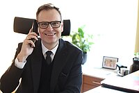 Landrat Dr. Christian von Dobschütz beantwortet am Telefon Anliegen der Bürgerinnen und Bürger. 