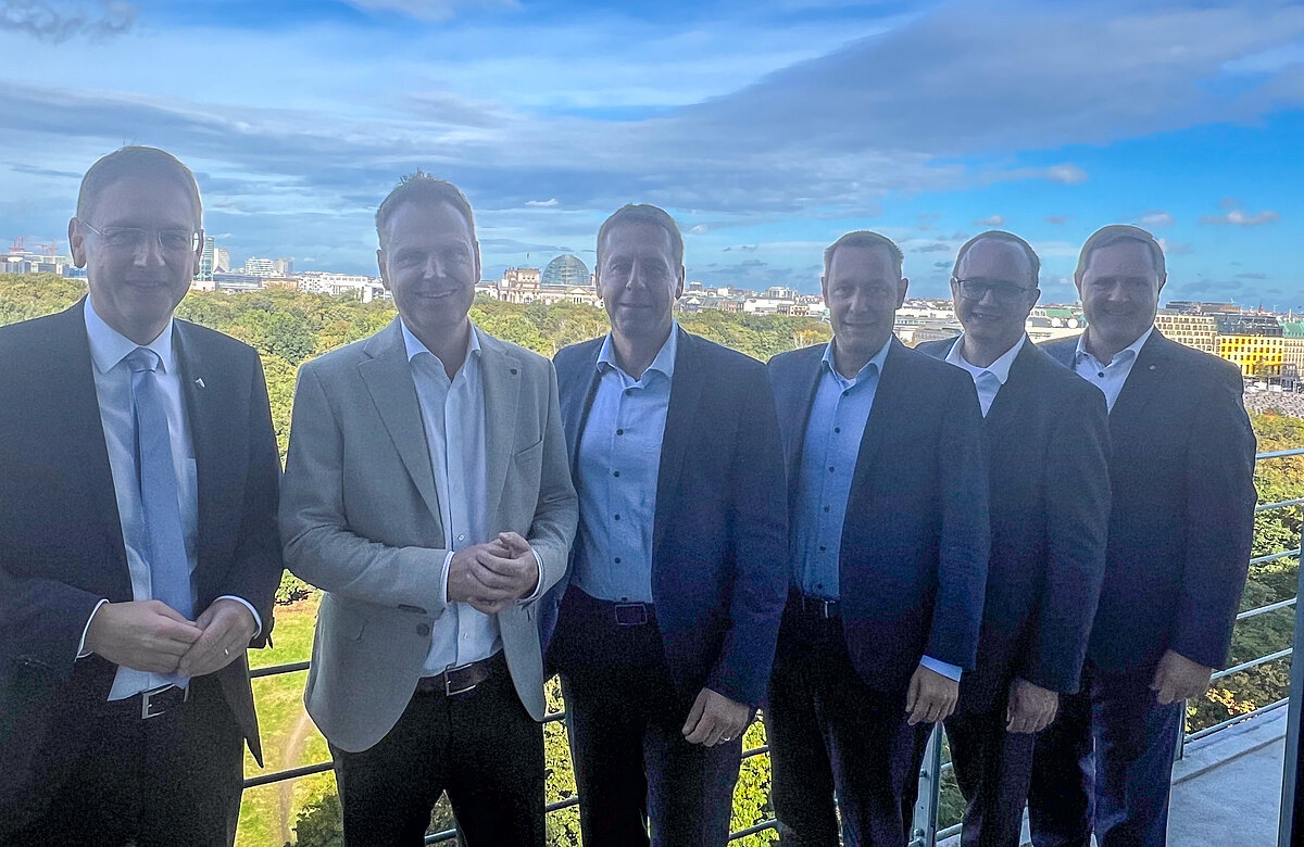 Gruppenbild mit sechs Männern