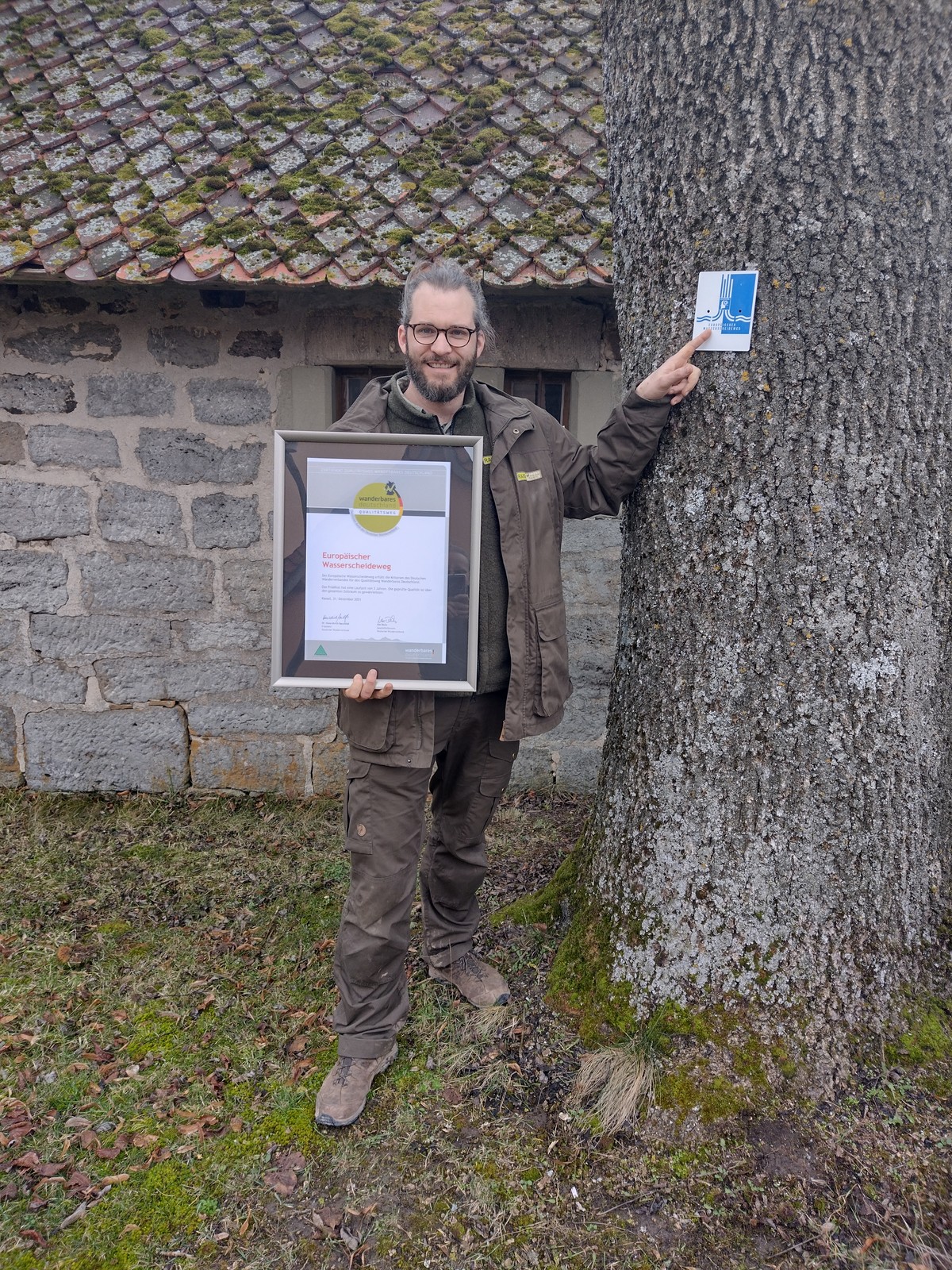Naturpark-Ranger Wolfgang Wenk mit der Zertifizierung "Qualitätsweg Wanderbares Deutschland"