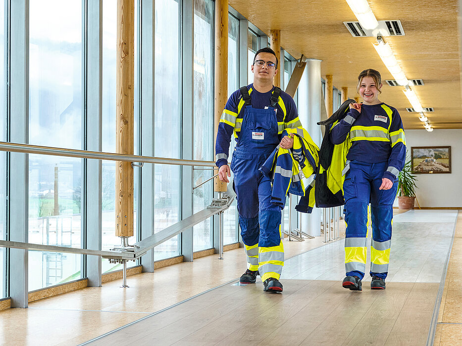 Auszubildende in Arbeitskleidung