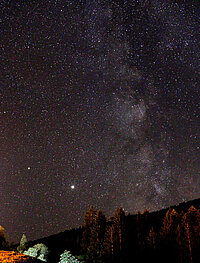Foto vom Nachthimmel mit Sternen über dem Steigerwald