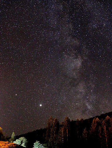 Foto vom Nachthimmel mit Sternen über dem Steigerwald