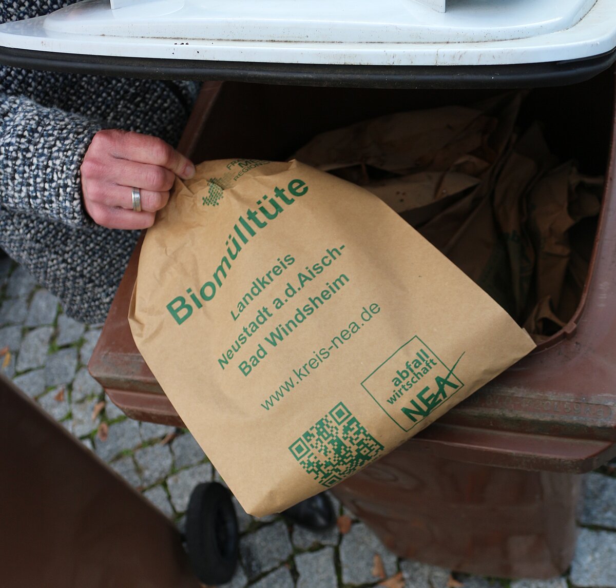 In die Biotonne nur Papiertüten