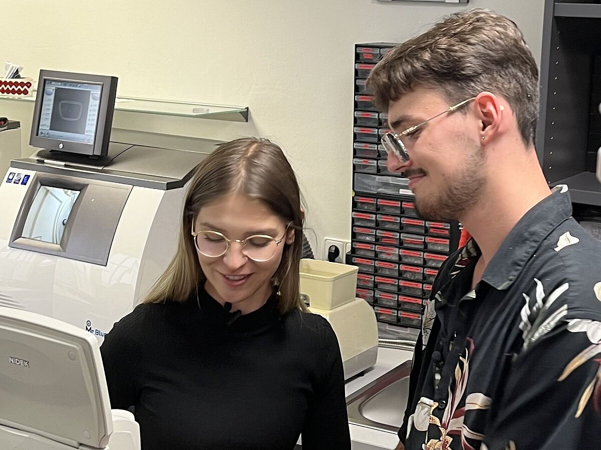 Anna-Lena und Hannes bei den Brillenmachern in NEA