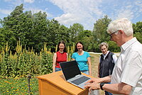 Dr. Herbert May, Dr. Gabriele Kluxen, Renate Bärnthol und Lisa Rohn (von rechts) vor dem Heilkräuterfeld im Freilandmuseum.