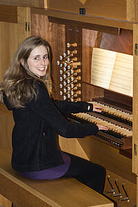 Kantorin Anne Barkowski gestaltet den Abend an der Orgel musikalisch mit. 