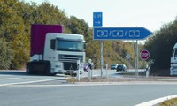LKW zweigt auf Zubringer zu den Autobahnen 3, 6 und 7 ab.
