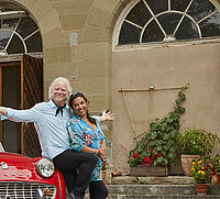 Lonnie und Lucrecia mit einem Oldtimer