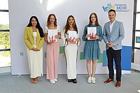 Die drei Auszubildenden stehen zwischen Ausbildungeleiterin und Landrat