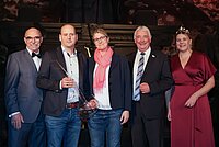 Es sind zu sehen Vertreter aus dem Weinbau und die Gewinner-Familie Düll 