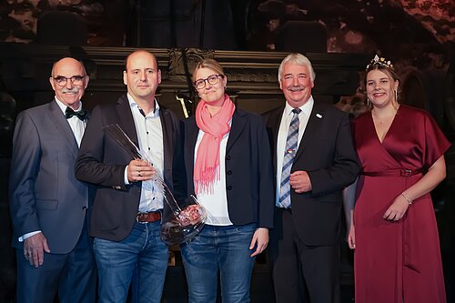 Es sind zu sehen Vertreter aus dem Weinbau und die Gewinner-Familie Düll 