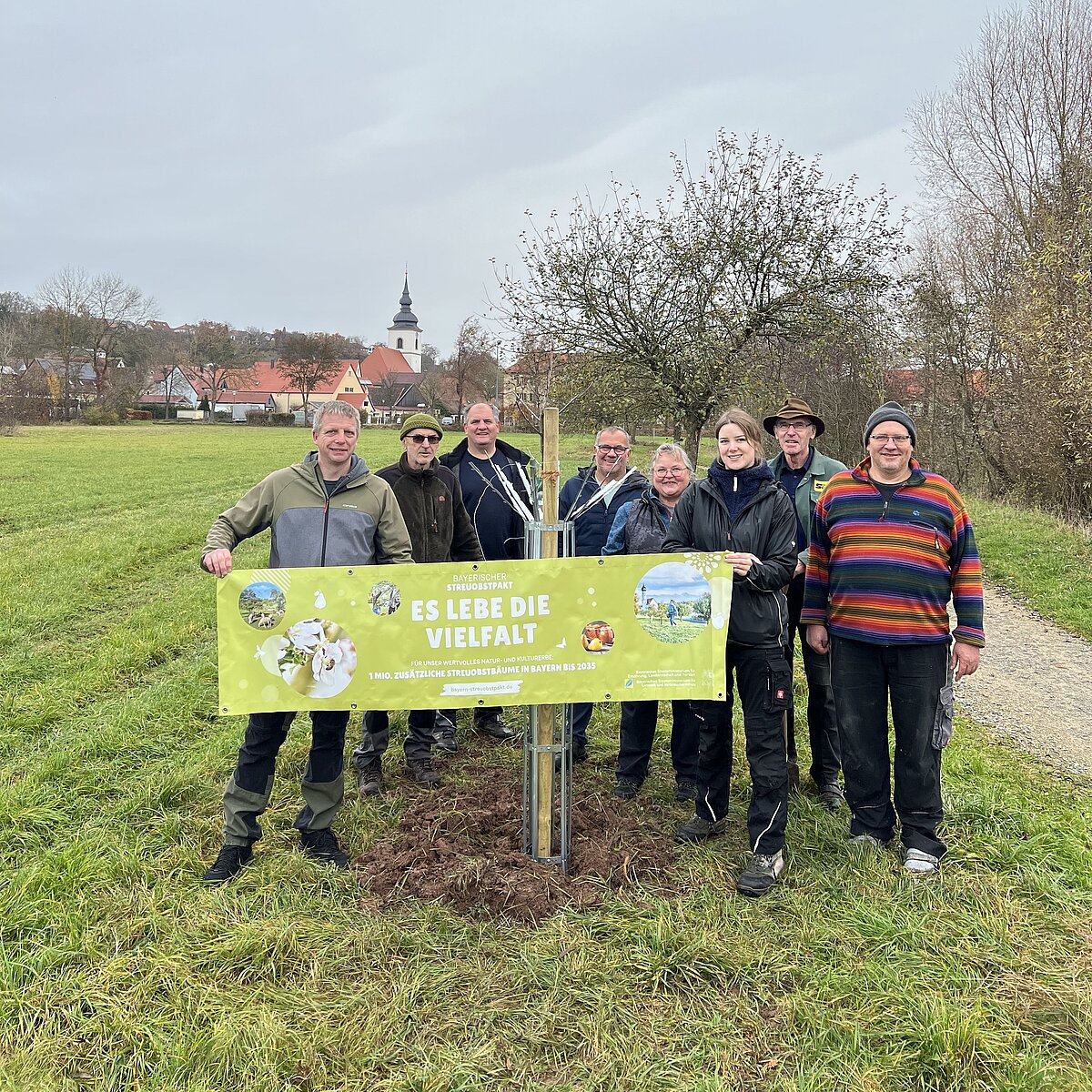 Streuobstnetzwerk Burghaslach mit Bürgermeister Luther (4. Von links) und Streuobstmanagerin Antonia Zink (3. Von rechts).