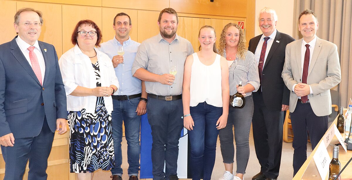 Familie Karr-Felbinger zusammen mit allen Landräten in der Kreistagssitzung