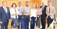 Familie Karr-Felbinger zusammen mit allen Landräten in der Kreistagssitzung
