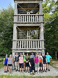 Radlergruppe bei der Zwei-Türme-Tour am Aussichtsturm in Markt Bibart 