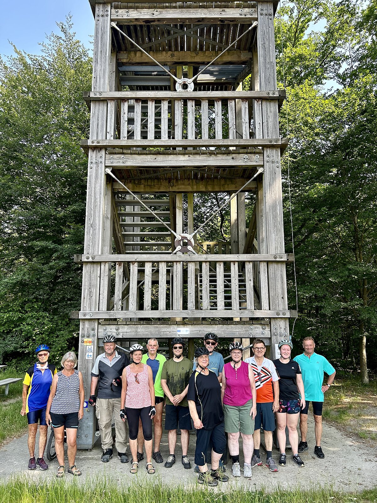 Radlergruppe bei der Zwei-Türme-Tour am Aussichtsturm in Markt Bibart 