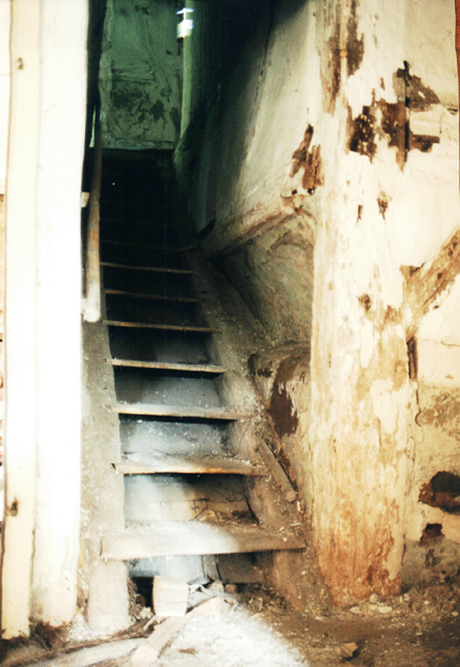 Jugendkantorei - Innenansicht Treppe vorher