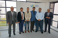 Gruppenbild vor Fotowand