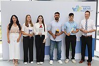 Die AUsbildungsleiterin, die neuen Auszubildenden mit kleinen Schultüten und Landrat