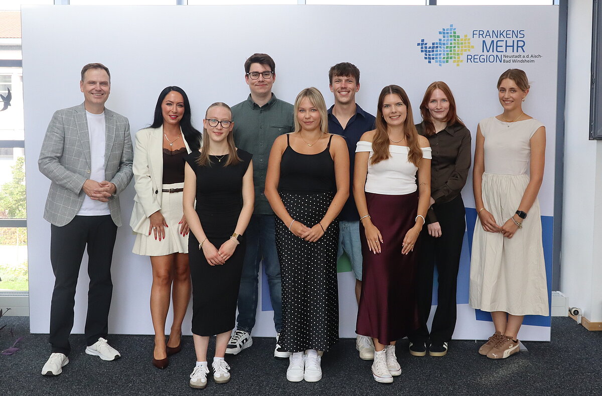 Landrat Dr. Christian von Dobschütz und Ausbildungsleiterin Isilay Özdil zusammen mit Jana Will, Niklas Albrecht, Julienne Strobel, Florin Kissling, Jana Hufnagel, Laura Koch und Annika Rieser bei der Zeugnisübergabe (v.l.). 