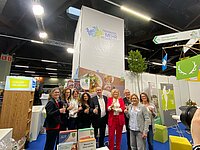 Gruppenbild mit Gabi Schmidt, Hubert Aiwanger und versch. Mitarbeitern der Kommunen