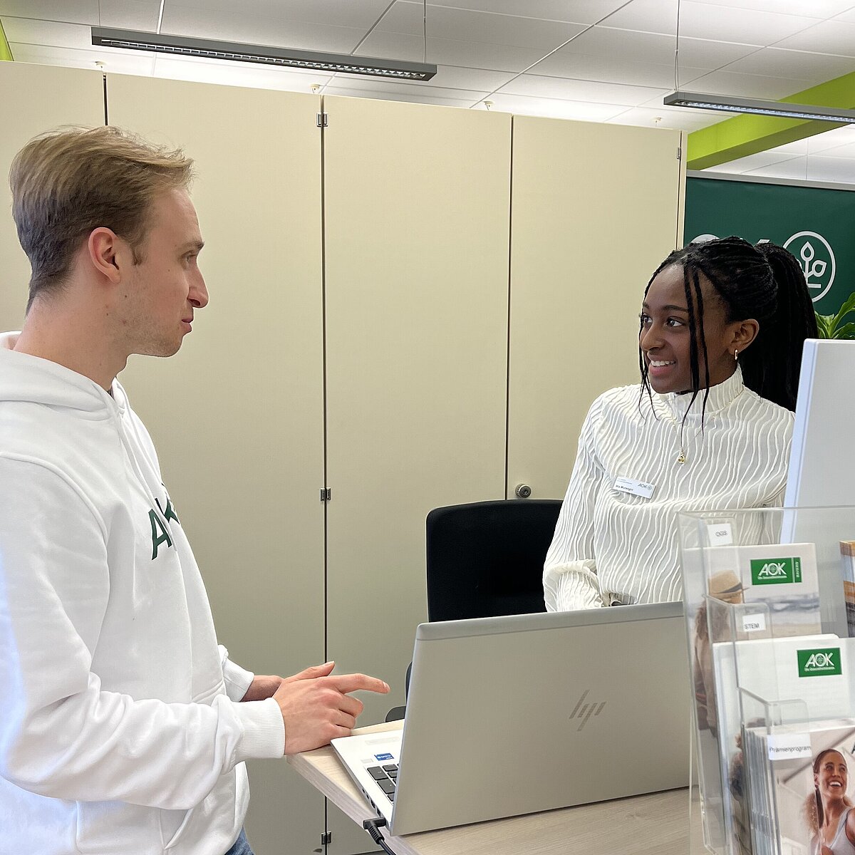 Azubi Mia und JobChecker Christian bei der AOK Bayern