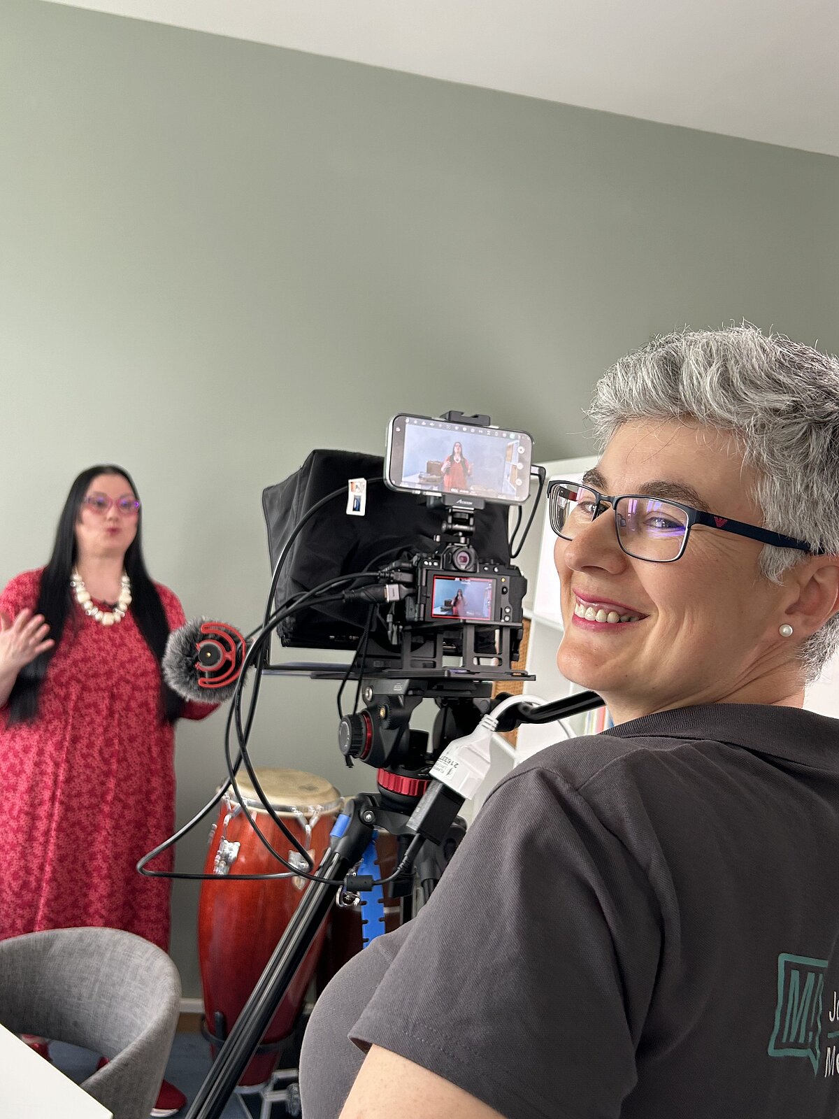 Pia Fratoianni (Kursleiterin Betreuung) erläutert beim Filmdreh mit Josefine Mühlroth wie Betreuungskräfte für mehr Lebensqualität bei den zu Betreuenden sorgen